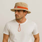 Un homme porte le Chapeau Safari Beige