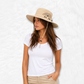 Une femme porte le Chapeau Safari Femme