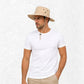 Un homme porte le Chapeau Safari Homme Beige