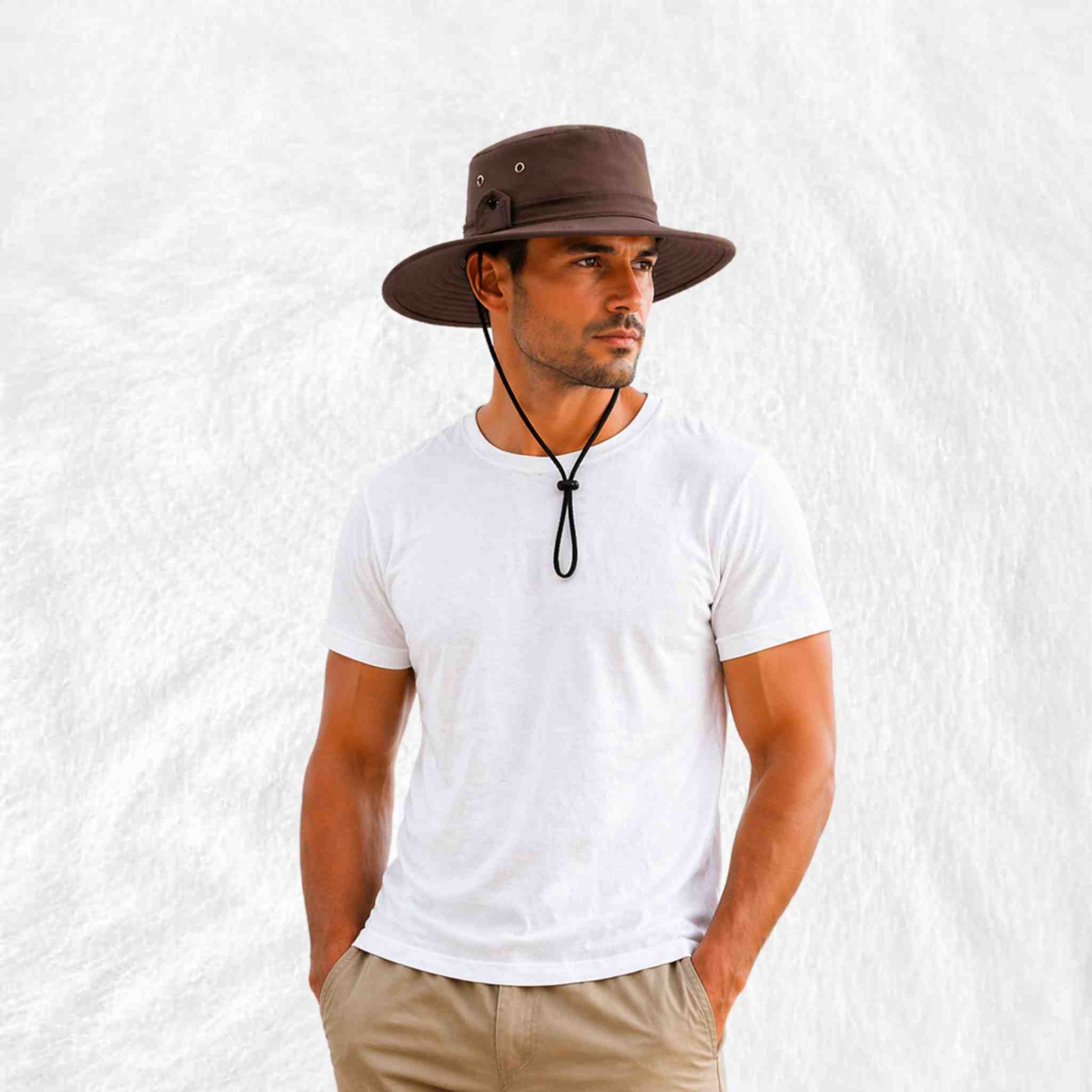 Un homme porte le Chapeau Safari Homme Marron