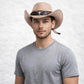 Un homme porte leChapeau Western beige