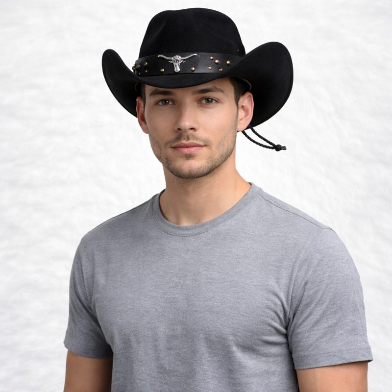 Un homme porte le Chapeau Western noir