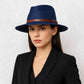 Une femme porte le Chapeau de Paille Fedora Femme marine