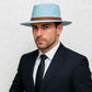 Un homme porte le Chapeau de Paille Fedora bleu ciel