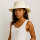 Une femme porte le Chapeau de Paille Femme d'été crème