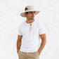 Un homme porte le Chapeau safari anti uv beige