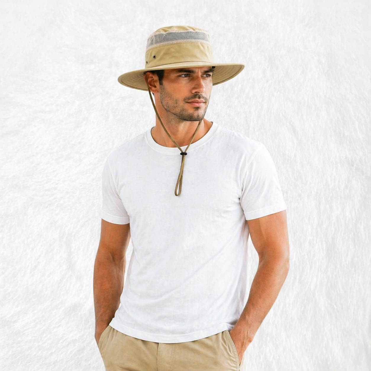 Un homme porte le Chapeau safari respirant beige
