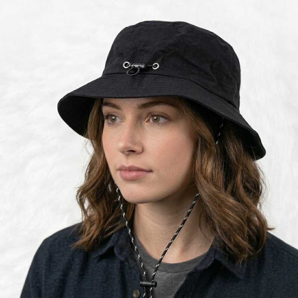 un chapeau de pluie noire porter par une femme brune