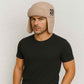 Un homme porte le Chapka Aviateur beige