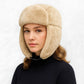 Une femme porte le Chapka Femme grand froid beige