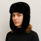 Une femme porte le Chapka Femme grand froid noir