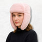 Une femme porte le Chapka Femme grand froid rose pastel 