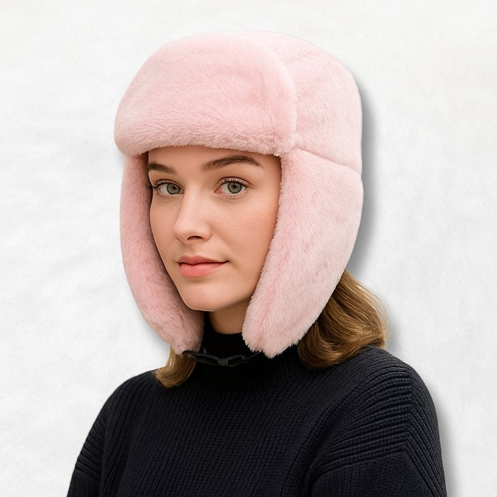 Une femme porte le Chapka Femme grand froid rose pastel 