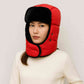 Une femme porte le Chapka Ski Rouge