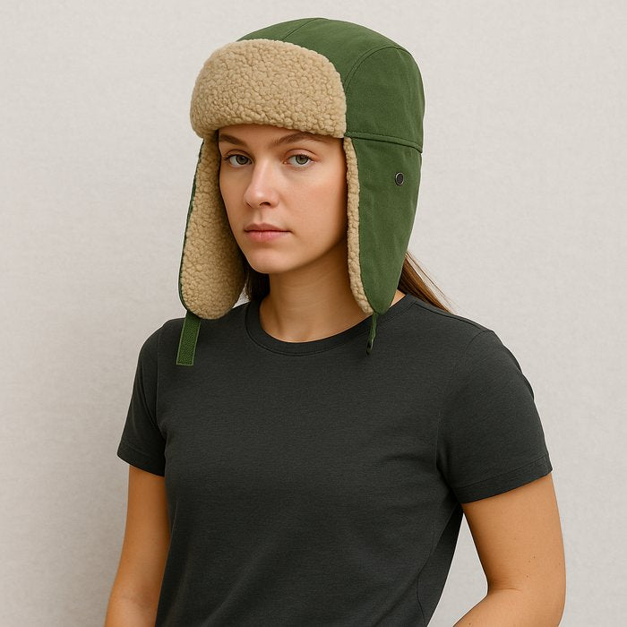 Une femme porte le Chapka Trappeur Verte