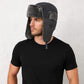 Un homme porte le Chapka Ushanka Gris