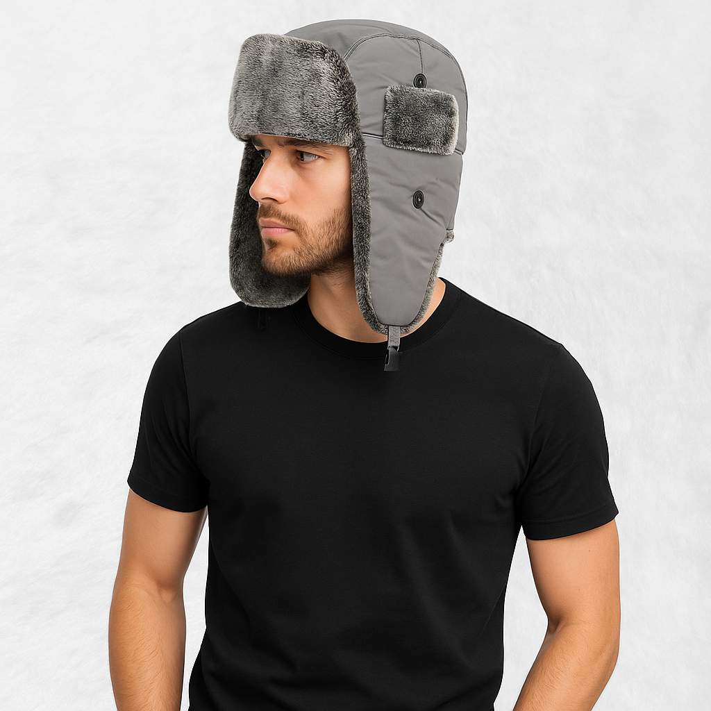 Un homme porte le Chapka Ushanka Gris clair