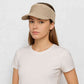 Une femme porte le Visière Femme Beige