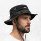 un bob train noir porter par un homme