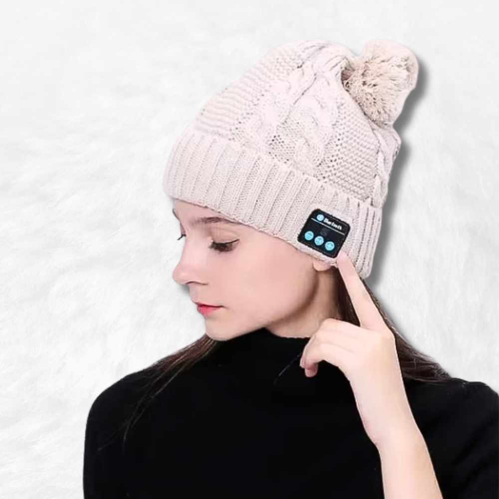 Bonnet Bluetooth Pompon beige sur une femme