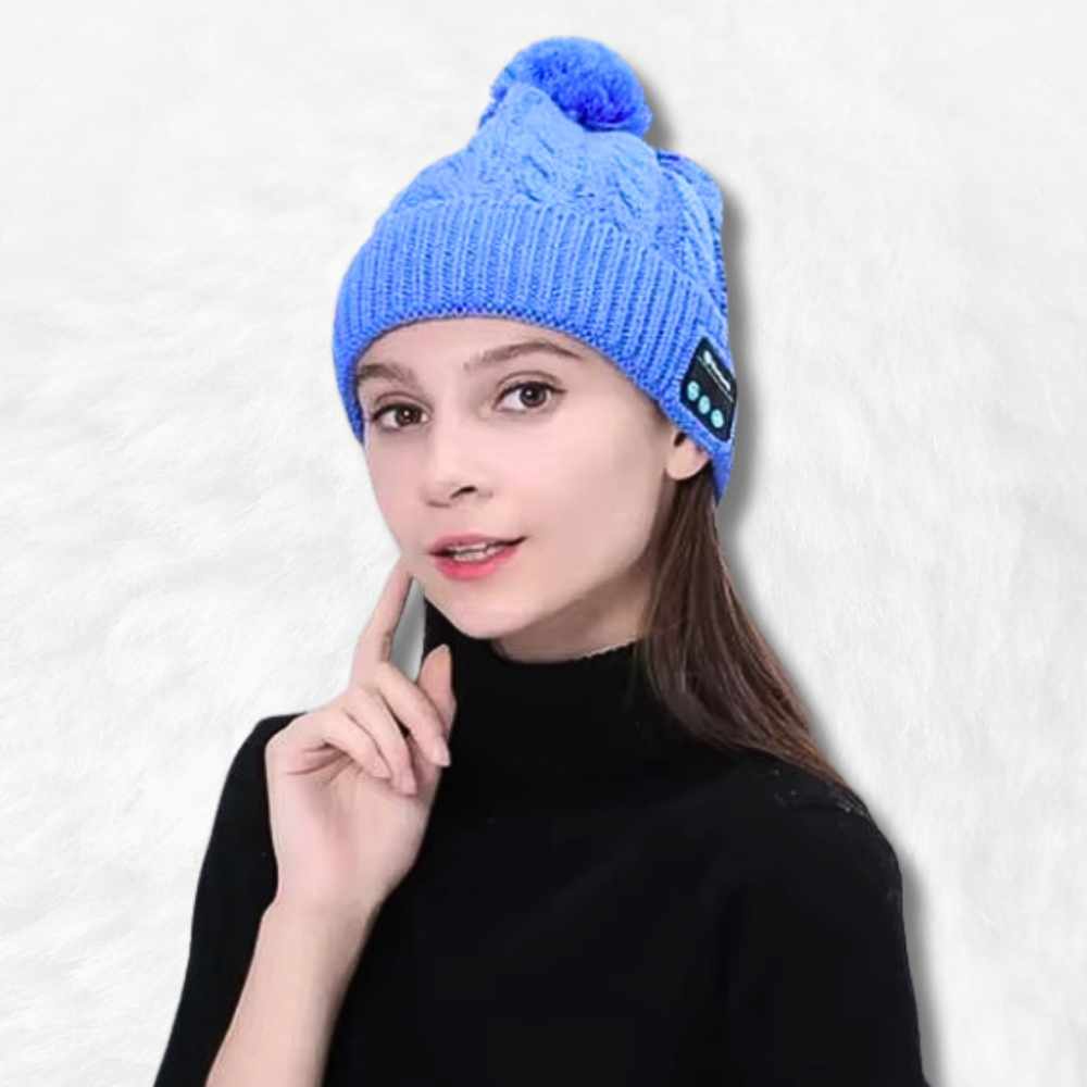 Bonnet Bluetooth Pompon bleu porté par une femme