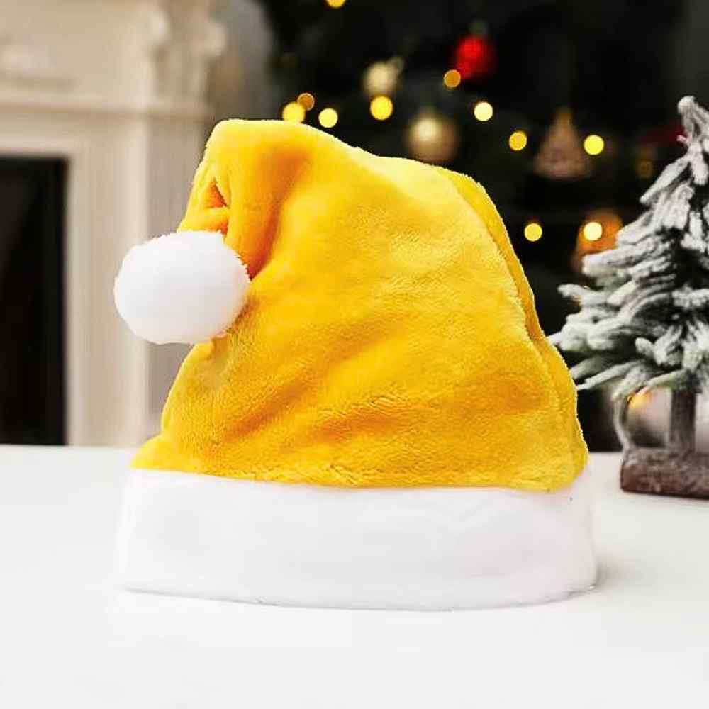 Maison et sapin avec le Bonnet de Noël Jaune​
