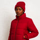Une femme porte le Bonnet Doublé Satin Rouge