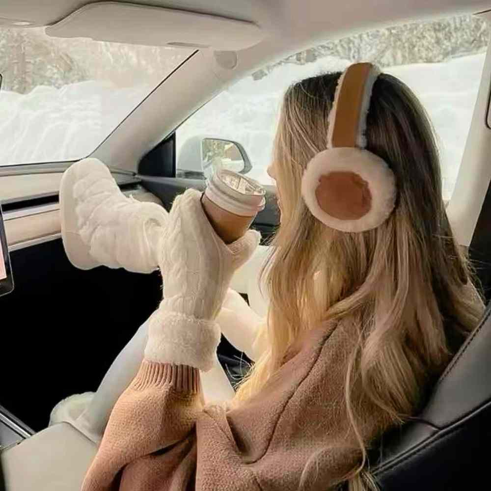 Une femme porte le Cache Oreille Hiver Femme beige 