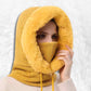 Cagoule Femme Hiver​ jaune porté par une femme