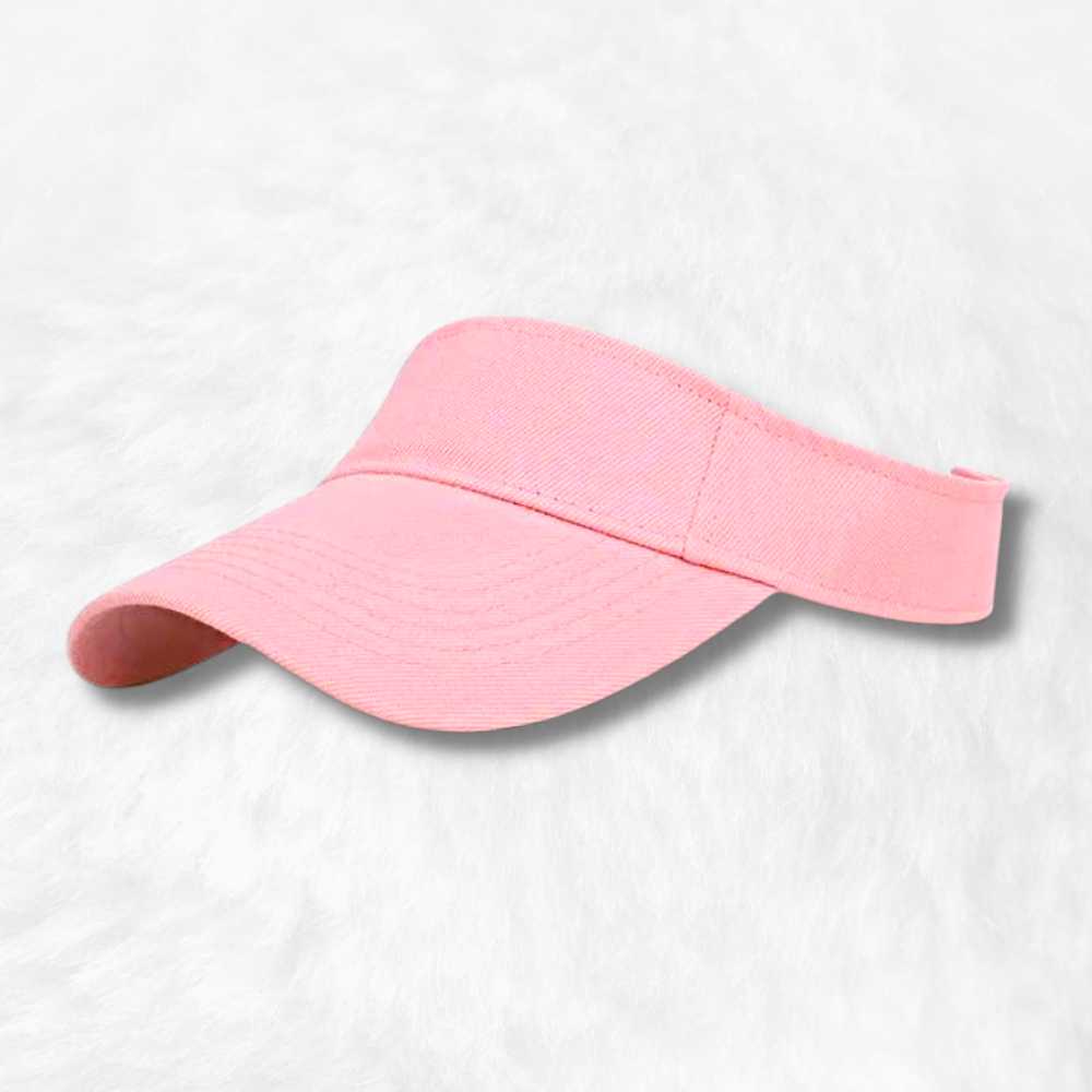 Casquette rose pale.