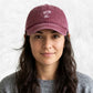 une casquette rouge en jean avec un plamier dessus porter par une femme 