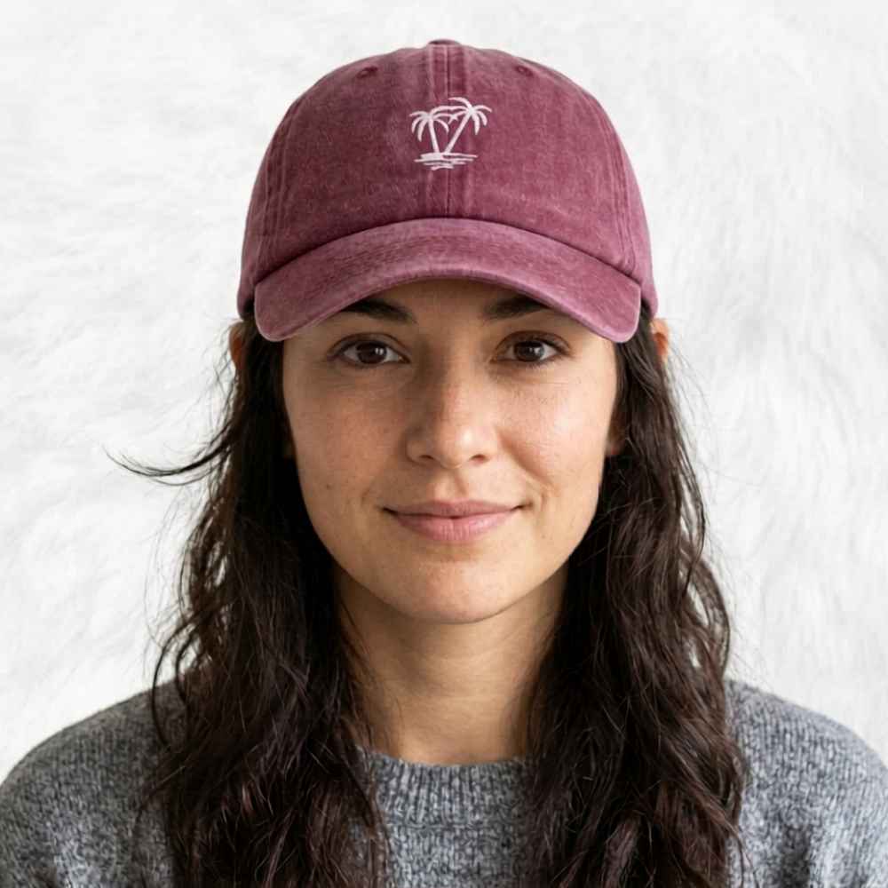 une casquette rouge en jean avec un plamier dessus porter par une femme 