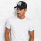Un homme porte la casquette trucker scorpion