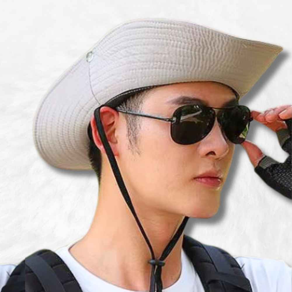 Un homme porte le Chapeau Anti UV​ Beige