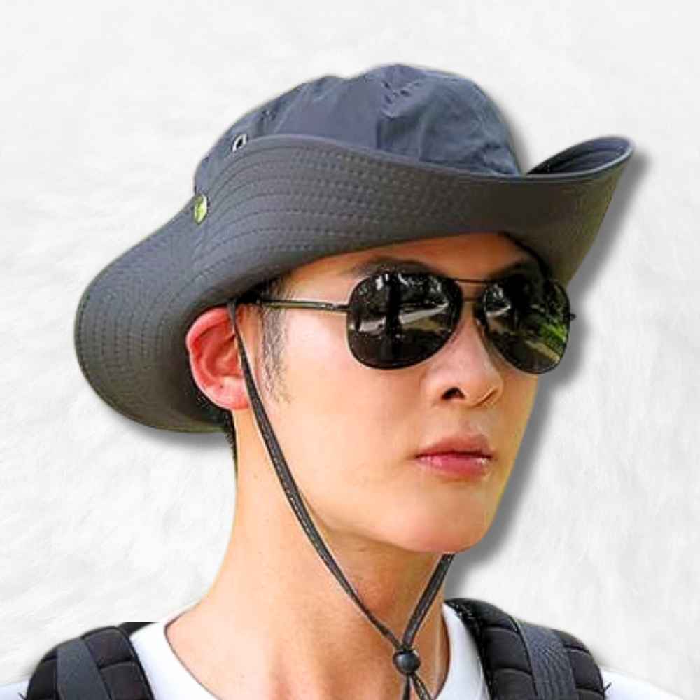 Le Chapeau Anti UV ​ Gris porté par un homme 