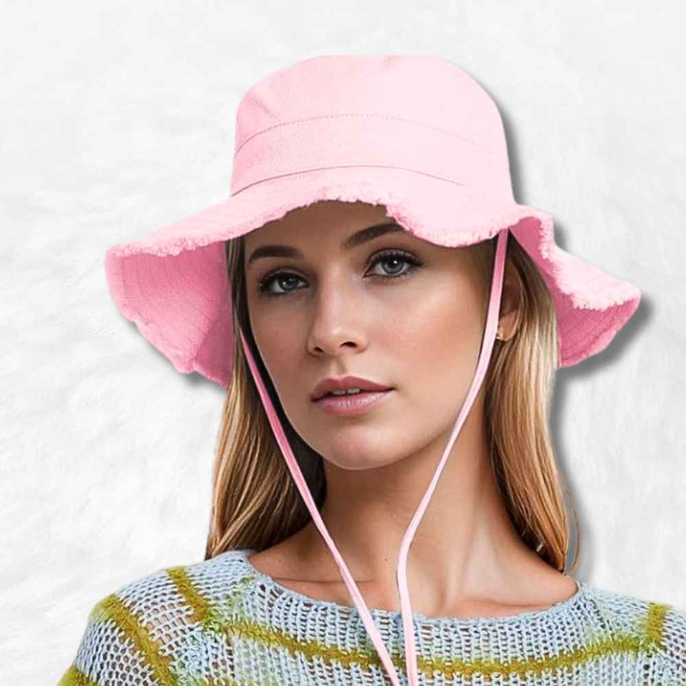 Le Chapeau Femme Été Rose porté par une femme