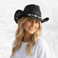 une femme portant un chapeau de cowboy noir 