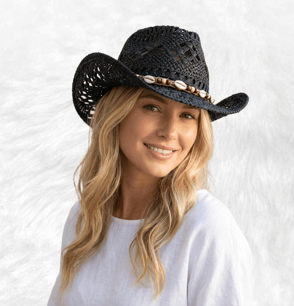 une femme portant un chapeau de cowboy noir 