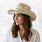 chapeau cowboy paille et coquillage porter par une femme 